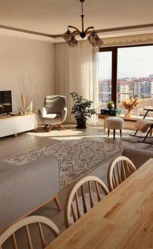 un soggiorno con tavolo e alcune sedie di Hostbeyoglu a Istanbul