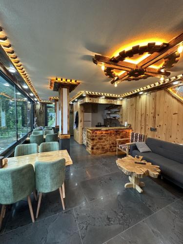 a restaurant with tables and chairs in a room at DELLA SUİT BUNGALOW in Çamlıhemşin