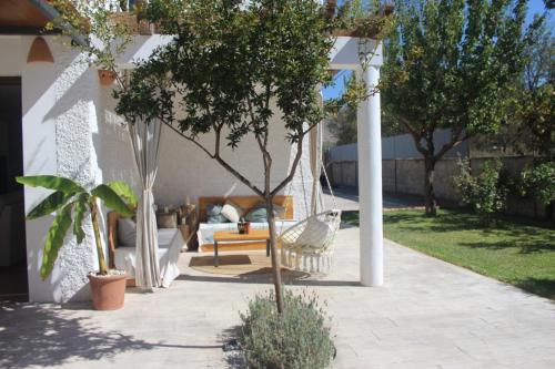patio con altalena e divano in cortile di Cortijo Casita Maray a Dúrcal