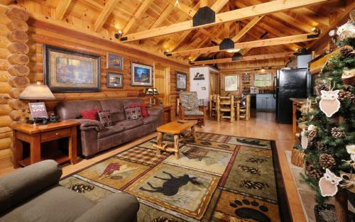 セバービルにあるDancing Bearのリビングルーム(ソファ、クリスマスツリー付)