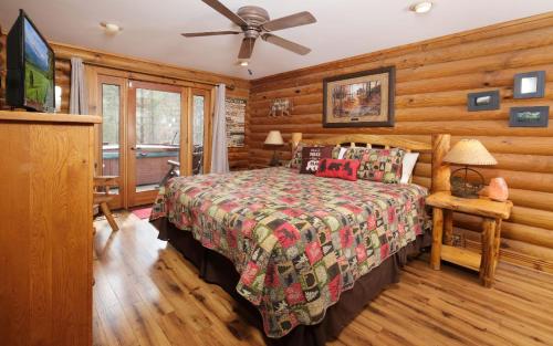 セバービルにあるDancing Bearのベッドと天井扇風機のある寝室