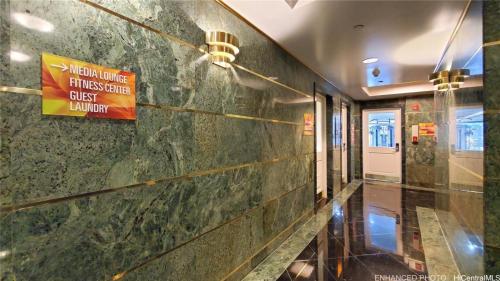 um corredor num edifício com um sinal na parede em 21st Floor Renovated Studio with 2 Queen Beds em Honolulu