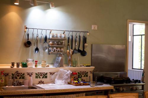 cocina con fregadero y utensilios en la pared en Autentic villa at the sea coast en Haifa