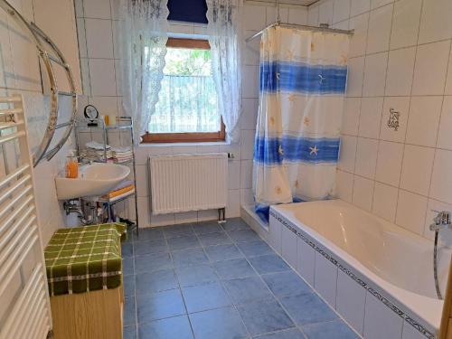 een badkamer met een bad en een wastafel bij Bauernhof Madlhof in Neuschönau