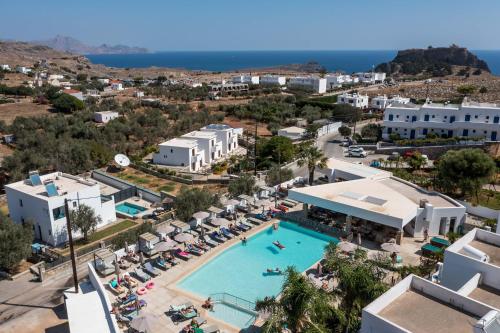 een luchtzicht op een resort met een zwembad bij Lambis Studios & Apartments in Lindos