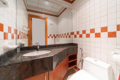 Koupelna v ubytování StoneTree - Fully Furnished 1BR near Metro Station