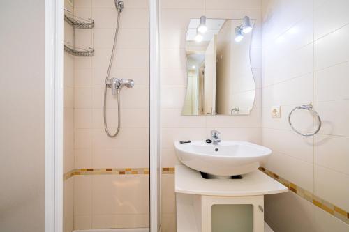 La salle de bains est pourvue d'un lavabo et d'une douche. dans l'établissement Estrella 2 2 1a spaniahome, à L'Alfas del Pi