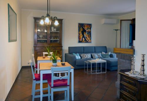 een woonkamer met een tafel en een blauwe bank bij 26 Bed and Breakfast in Casinalbo