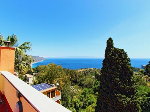 una casa con vistas al océano en Innpiero, en Taormina