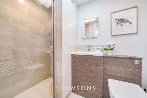 a bathroom with a shower and a sink at Watt a Stay I Free EV Parking in Windsor