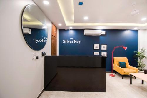 un bureau avec une réception et un miroir dans l'établissement Hotel Blue Shine, à Jaipur