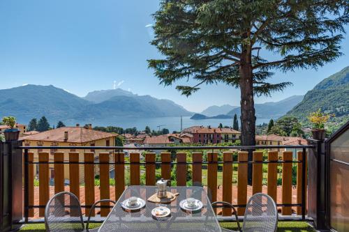 ein Tisch und Stühle auf einem Balkon mit Aussicht in der Unterkunft Lake View CORI Apartments in Menaggio