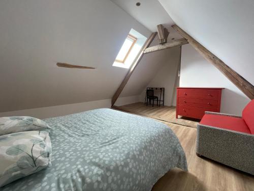 een slaapkamer met een bed en een rode dressoir bij Gîte Le Ballandeau in Ballan-Miré
