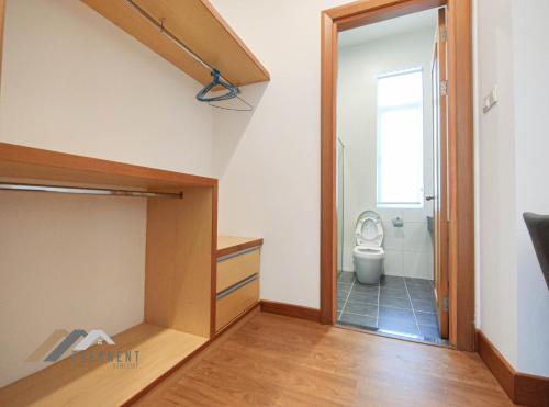 Camera dotata di bagno con servizi igienici e lavandino. di Bay Resort Penthouse by Evernent a Miri