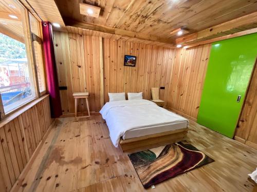 Una cama o camas en una habitación de Golden heritage dharali