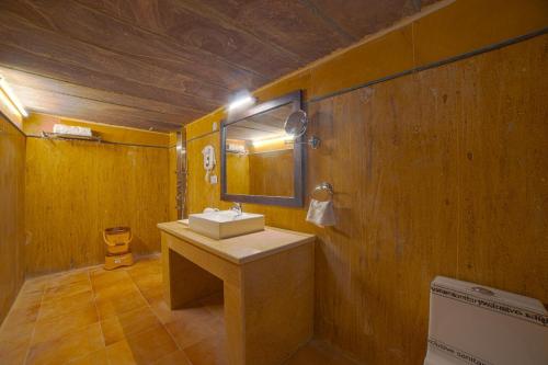 Hilton Jaisalmer Desert camp في Sām: حمام مع حوض ومرآة
