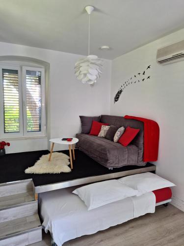 een woonkamer met een bank en een tafel bij Vana & Tea Luxury Studio Apartment in Split