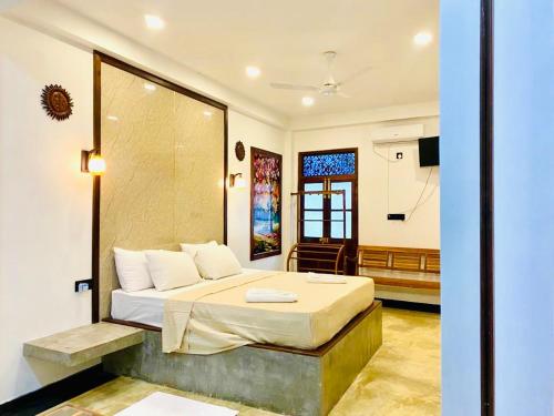 1 dormitorio con 1 cama y TV en Ceagull, en Ahangama