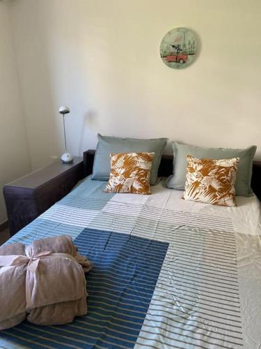 d'un lit avec un chien sur le dessus dans l'établissement Appartement cosy climatisé dans résidence fermée, à Sarrola-Carcopino