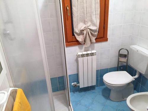 a small bathroom with a toilet and a shower at Poolside escape in Rosolina mare - Beahost in Rosapineta