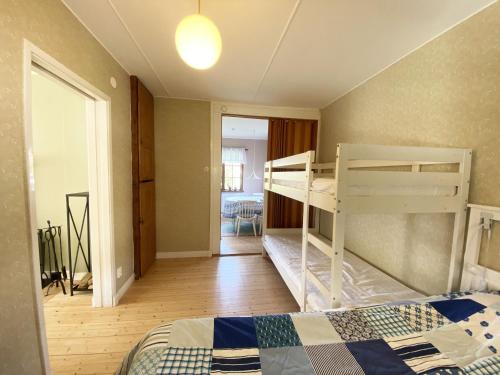 VejbystrandにあるCozy accommodation within walking distance to the seaのベッドルーム1室(二段ベッド2組付)、廊下が備わります。