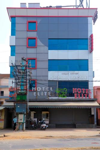 Hotel Elite Lodging and Restaurant في بانغالور: مبنى عليه لافته