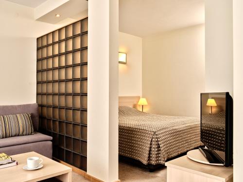 pokój hotelowy z łóżkiem i kanapą w obiekcie Apartamenty Media Park w Warszawie