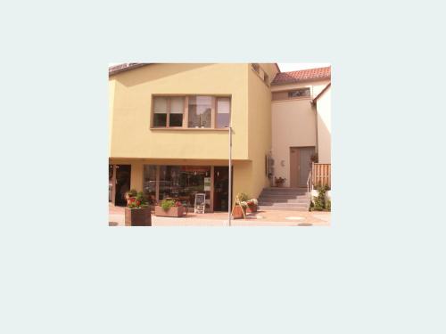 ヴィースバーデンにあるFerienwohnung Burgblickの外からの家の景色