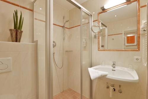 Un baño de Hotel Waldfriede - Der Logenplatz im Zillertal