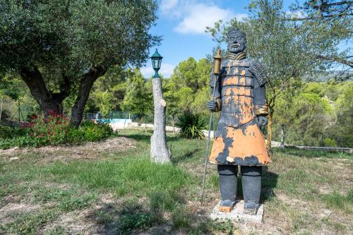 a statue of a man standing next to a street light at Horrio in Querol