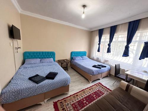1 dormitorio con 2 camas, sofá y mesa en TAKSİM APART SUİT, en Estambul