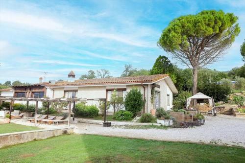 a house with a picnic table and a tree at I Segreti del Borgo in Penna in Teverina