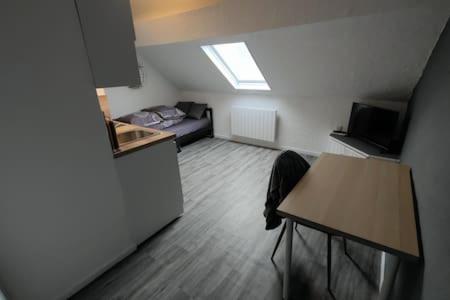 mały pokój ze stołem i łóżkiem w obiekcie Studio "Sous les toits", Proche Hyper Centre et Commerces ! w mieście Valenciennes