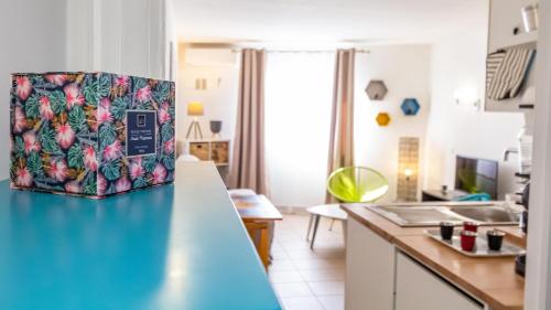 una cucina con piano di lavoro blu in una camera di Ti jacques location - Saint-Gilles les bains - studio pour 2 personnes a Saint-Paul
