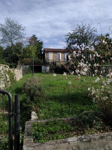 a house in a yard with a fence at gîte St Pierre in Melle