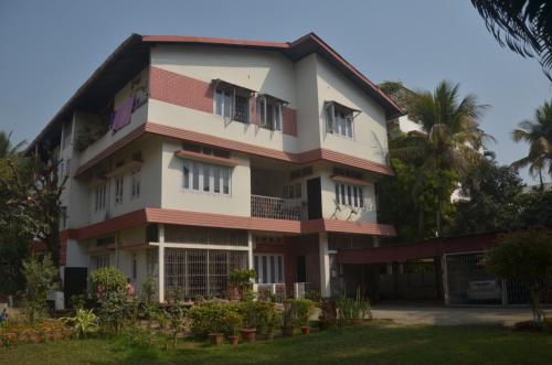 ein großes Gebäude mit Bäumen davor in der Unterkunft Harmony-Ka Villa in Guwahati