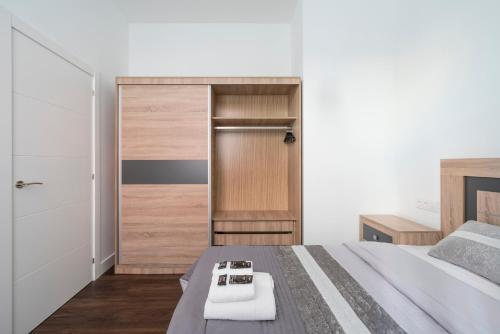 Basetxea apartment by People Rentals في باساوري: غرفة نوم بسرير وخزانة