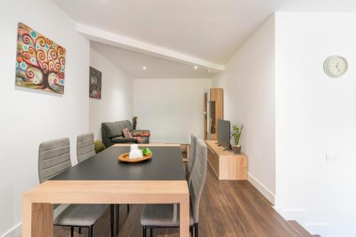 Basetxea apartment by People Rentals في باساوري: غرفة طعام وغرفة معيشة مع طاولة وكراسي