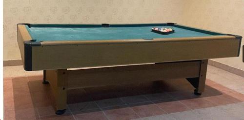 a pool table with a cue on top of it at شاليه سهم in Al Khobar