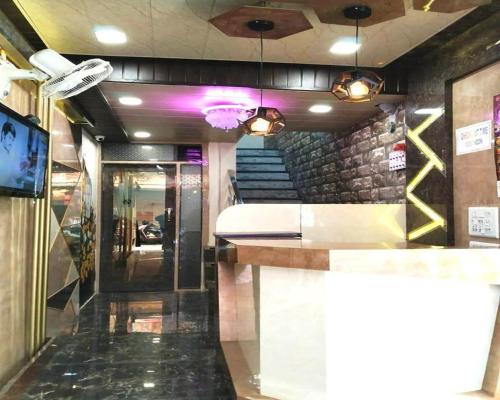 un bar dans un restaurant avec un mur en pierre dans l'établissement The Mangal Inn by StayApart, à Haridwar