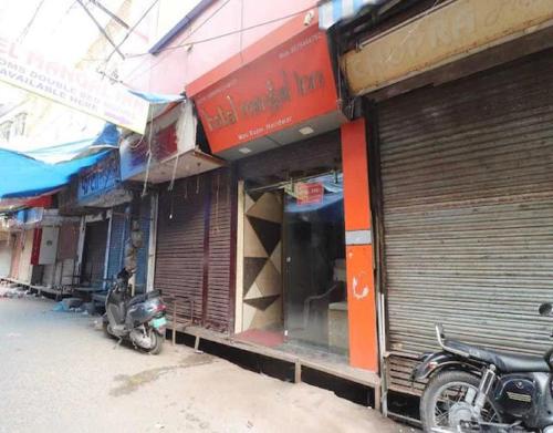 une moto garée devant une rangée de magasins dans l'établissement The Mangal Inn by StayApart, à Haridwar