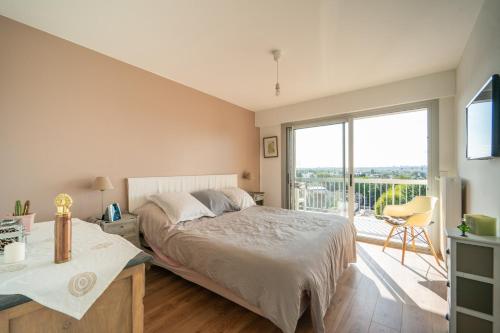 1 dormitorio con cama y ventana grande en Le Sunshine de Gagny - En Région Parisienne, en Gagny