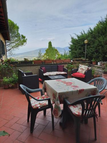a patio with a table and chairs on a patio at B&B La Dimora di Alida in Fiesole
