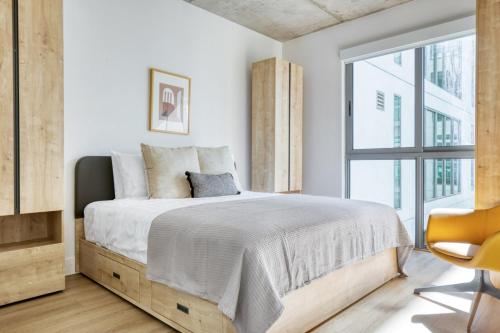 Postel nebo postele na pokoji v ubytování Downtown 1BR w Pool Gym WD nr Staples Center LAX-545