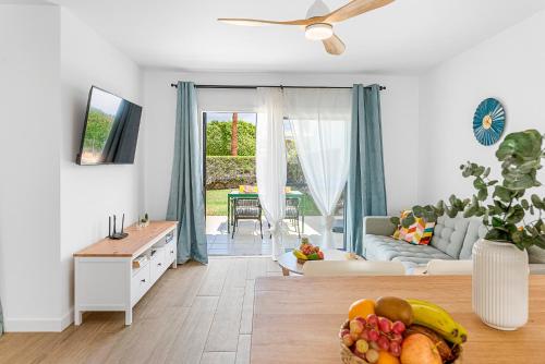 - un salon avec un canapé et une table dans l'établissement Holiday Garden House in Golf del Sur, à San Miguel de Abona