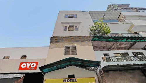een hoog gebouw met een hotelbord ervoor bij Flagship Hotel Swagat Palace in New Delhi