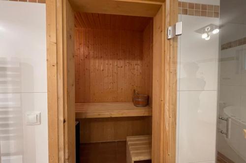 Habitación con sauna y pared de madera. en NordseeResort Friesland NordseeResort Friesland 51-1-M, en Schillig