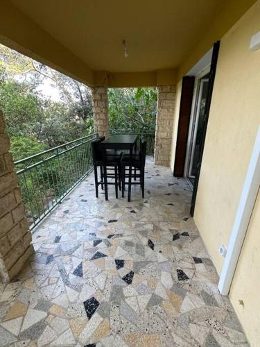 a patio with a table and chairs on a balcony at L’Amistouso in Vedène