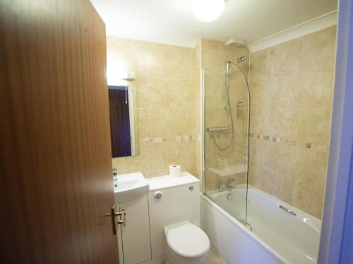 La salle de bains est pourvue de toilettes, d'une douche et d'un lavabo. dans l'établissement The Heath Inn, à Leighton Buzzard
