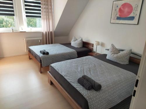 1 dormitorio con 2 camas y ventana en Ferienwohnung Vorländer en Munster im Heidekreis